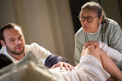 9 Tips Kurangi Rasa Sakit saat Melahirkan yang Perlu Ibu Hamil Ketahui