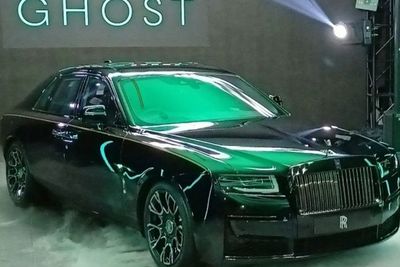Rolls-Royce Black Badge Ghost Resmi Dijual Di Indonesia, Logo Hitamnya Miliki Arti