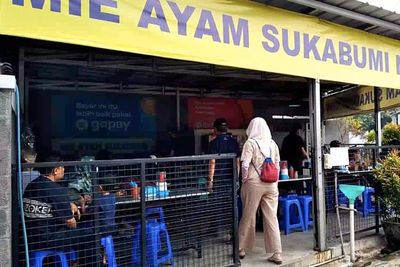 Tersembunyi tapi Mie Ayam Ini Laku Ribuan Porsi, Habiskan 60 Kg Ayam Setiap Hari!