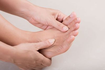 7 Titik Refleksi Kaki Lengkap dengan Cara Pijat dan Manfaatnya 