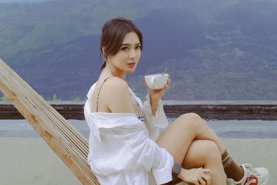 Wika Salim Pose Pakai Baju Kedodoran, Pemandangan Gunung di Belakangnya Bikin Salfok