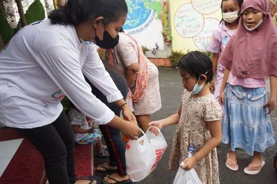 Fantastis! Warga Solo Nukar Sampah Plastik, Langsung Dapat Mobil Listrik