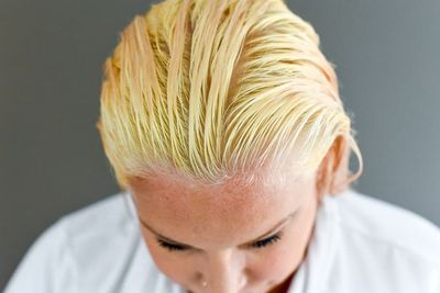 Ingin Bleaching Rambut? Kenali Dulu Kelebihan dan Kekurangannya