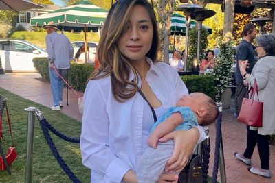 Potret Sederhana Nikita Willy Ajak Baby Izz Jalan-jalan: MasyaAllah, Udah Langsing Aja!