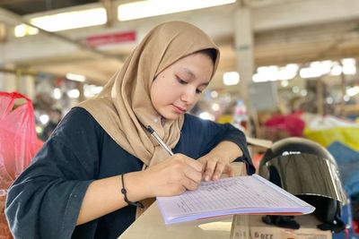Cantiknya Halimah, Gadis Penjual Sayur yang Populer karena Wajahnya Mirip Artis