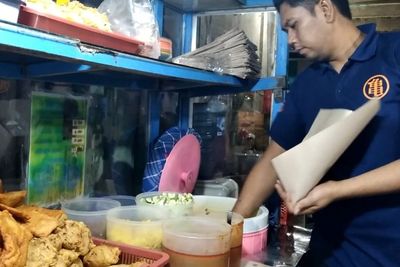 Jualan Nasi Kuning di Bawah Flyover, Sehari Habiskan 50 Kg Beras! Seenak Apa?