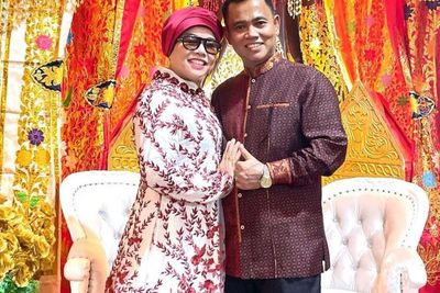 Enggak Mau Kalah Bucin dari Thariq-Fuji, H Faisal Pose Mesra dengan Oma Dewi di Pelaminan
