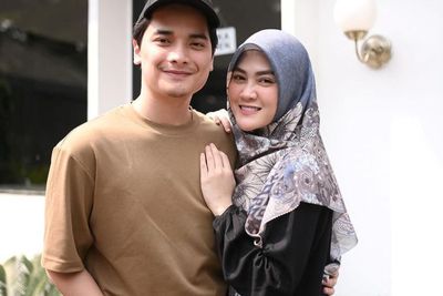 Henny Rahman Hamil Pamer Wajah Jerawatan, Dipuji Cantik Sama Alvin Faiz