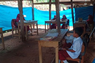 Dear Mas Menteri Nadiem, Sampai Kapan Siswa SD Ini Sekolah di Kolong Rumah?