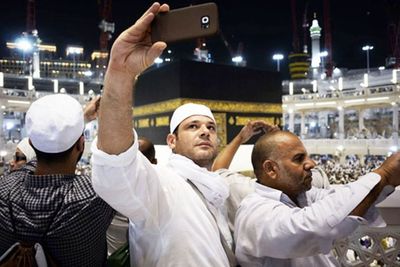 Suara Adzan Gaib di Dalam Ka bah Direkam Jemaah Ramai-Ramai, Bolehkah Bawa HP di Ka bah?