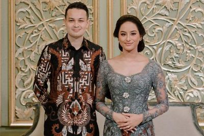 Gantengnya Tavan Dutton Pakai Batik Pacar Amanda Khairunnisa Adik Maudy Ayunda 