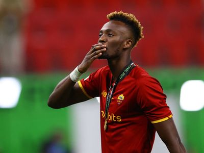 Momen Tammy Abraham Kedipkan Mata ke Mourinho usai Jatuh Dijegal Lawan, Akting?