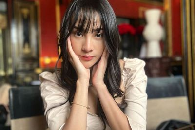 Anya Geraldine Girly dengan Rambut Berponi, Gaya Duduknya Bikin Netizen Salfok