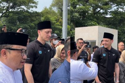 Penampilan Mesut Ozil Shalat Jumat di Masjid Istiqlal, Pakai Kopiah Hitam