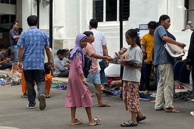 Kisah Neneng, Bocah yang Jualan Koran di Masjid Demi Kenyangkan Perut