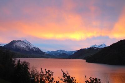 Gak Kalah Cantik Sama Sungai Aare, Swiss Punya Lake Vitznau yang Dikeliling Gunung Salju