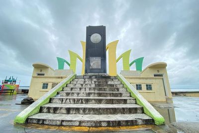 Bikin Malu! Tugu Simbol Kota Terbersih Justru Dipenuhi Sampah