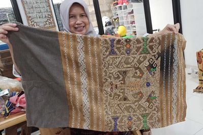 Cerita Kolektor 600 Tenun Dapat Kain Langka dari Anak Raja, Satu-satunya di Dunia!