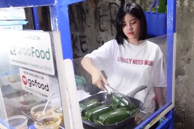 Mantan JKT48 Melati Sesilia Kini Jualan Nasi Bakar, Pembeli Ada yang dari Luar Kota