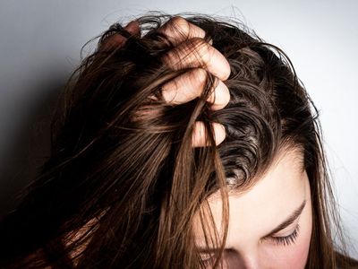 5 Penyebab Rambut Berminyak dan Cara Mengatasinya