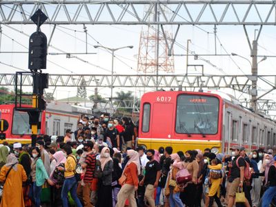 Terjadi Kepadatan Penumpang di Stasiun Manggarai, KAI Minta Maaf