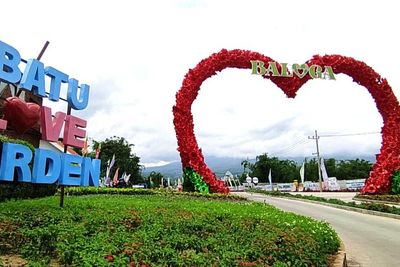 Batu Love Garden Bak Taman Surga, Hampir Semua Bunga Dunia Ada di Sini