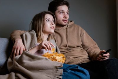 6 Tips Meningkatkan Pengalaman Menonton Film di Rumah