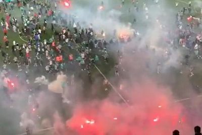 Waduh! Tim Terdegradasi, Fans Masuk ke Lapangan lalu Tembakkan Flare Bikin Takut Pemain