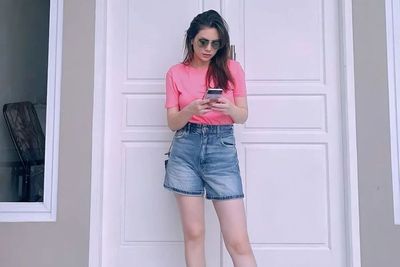 Style Celine Evangelista Nunggu Dijemput Ayang Bikin Salfok, Apanya?