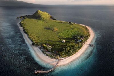 Dikelilingi Pantai Pasir Putih, Keindahan Gunung Tambora di Sumbawa Bikin Adem