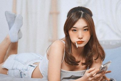 Pose Gemas Livy Renata Pegang Permen Tuai Perhatian: Manusia atau Bidadari Tuhan?