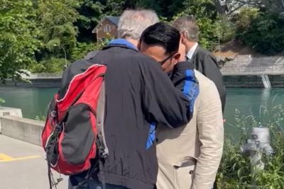 Momen Haru Ridwan Kamil Dipeluk Penduduk Lokal yang Menolong Adik Eril di Sungai Aare
