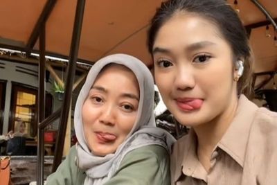 Chandrika Chika Dinyinyiri Usai Buat TikTok Bareng Ibunya: Dua-duanya Suka Melet