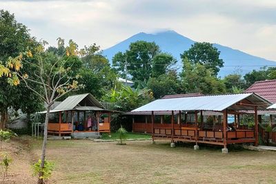Dagingnya Dibacem Semalaman, Makan Bebek di Sini Gratis Sambal dan View 6 Gunung!