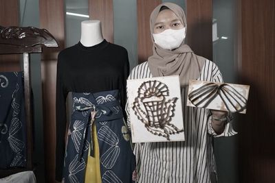 Membantu Banget! Permudah Para Pengrajin Batik, Mahasiswa Ini Buat Alat Cap dari Limbah