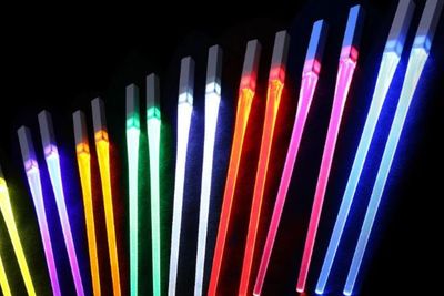 Unik, Sumpit Makan LED RGB Buat Teman Gaming, Anti Gelap