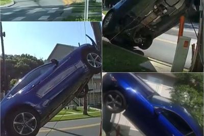 Ford Mustang Ngegas Nanjak Tiang Listrik di Kawasan Pemukiman, Diduga Pengemudi Mabuk