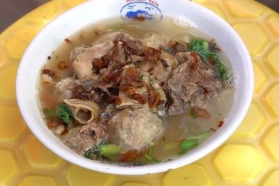Makan Bakso di Warung Ini Pembeli Rela Antri sebelum Buka, Netizen Akui Kelezatannya