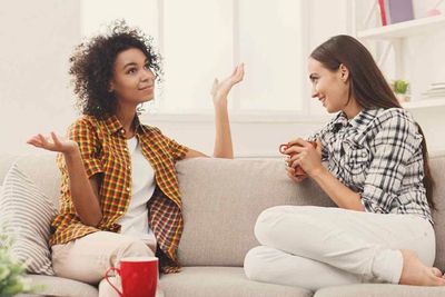 Topik Obrolan ini Perlu Kamu Hindari Jika Bertemu Teman Karib, Bisa Mengganggu Privasi