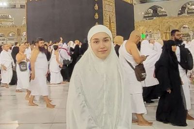 Sudah Sehat dan Lanjutkan Umrah, Ayu Ting Ting Tampil Glowing Pakai Hijab: Cantiknya