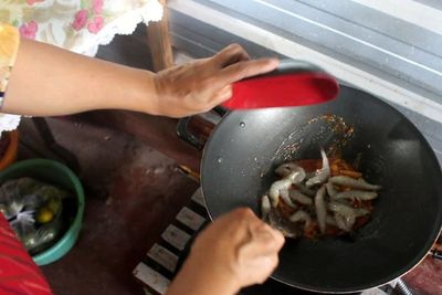 Rahasia Resto Ini Terbongkar! Ternyata Ini Kunci Laris Manis Si Udang Asam Manis