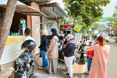 Bahan Ini yang Bikin Warung Es Teler 354 Gak Pernah Sepi Pembeli, Selalu Antre!