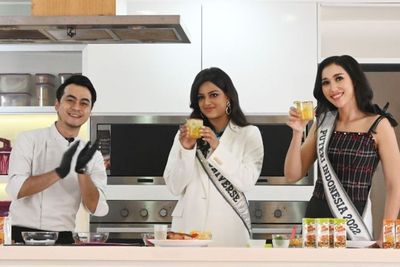 Kompaknya Laksmi Shari De-Neefe Suardana dan Miss Universe 2021 Harnaaz Sandhu Bikin Jamu