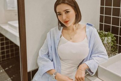 Wika Salim Pose Angkat Tangan Manja, Glowing Ketiaknya