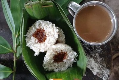 Jangan Terkejut! Belanja di Pasar Ini Bayarnya Pakai Uang Kayu