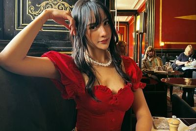 Tatapan Anya Geraldine Pakai Baju Merah Bikin Hati Ser-seran