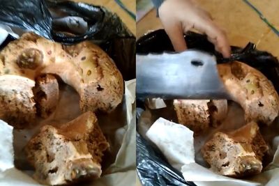 Ngeri, Wanita Ini Potong Kue Bolu Pakai Parang, Netizen: Itu Roti Apa Batako?