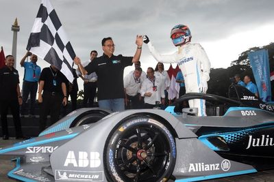 Anies Ogah Pakai Pawang Hujan di Formula E: Terang dan Hujan Disyukuri!