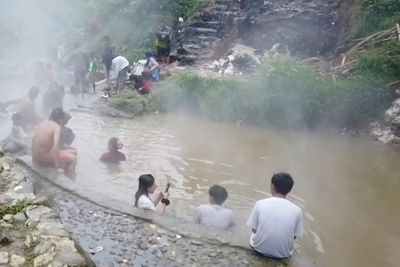 Mandi Lumpur di Bawah Jembatan Terpanjang Se-Asia Tenggara, Spa Alami Kulit Auto Glowing