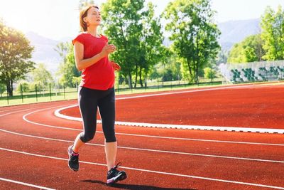 5 Olahraga untuk Ibu Hamil yang Aman Dilakukan Setiap Trimester